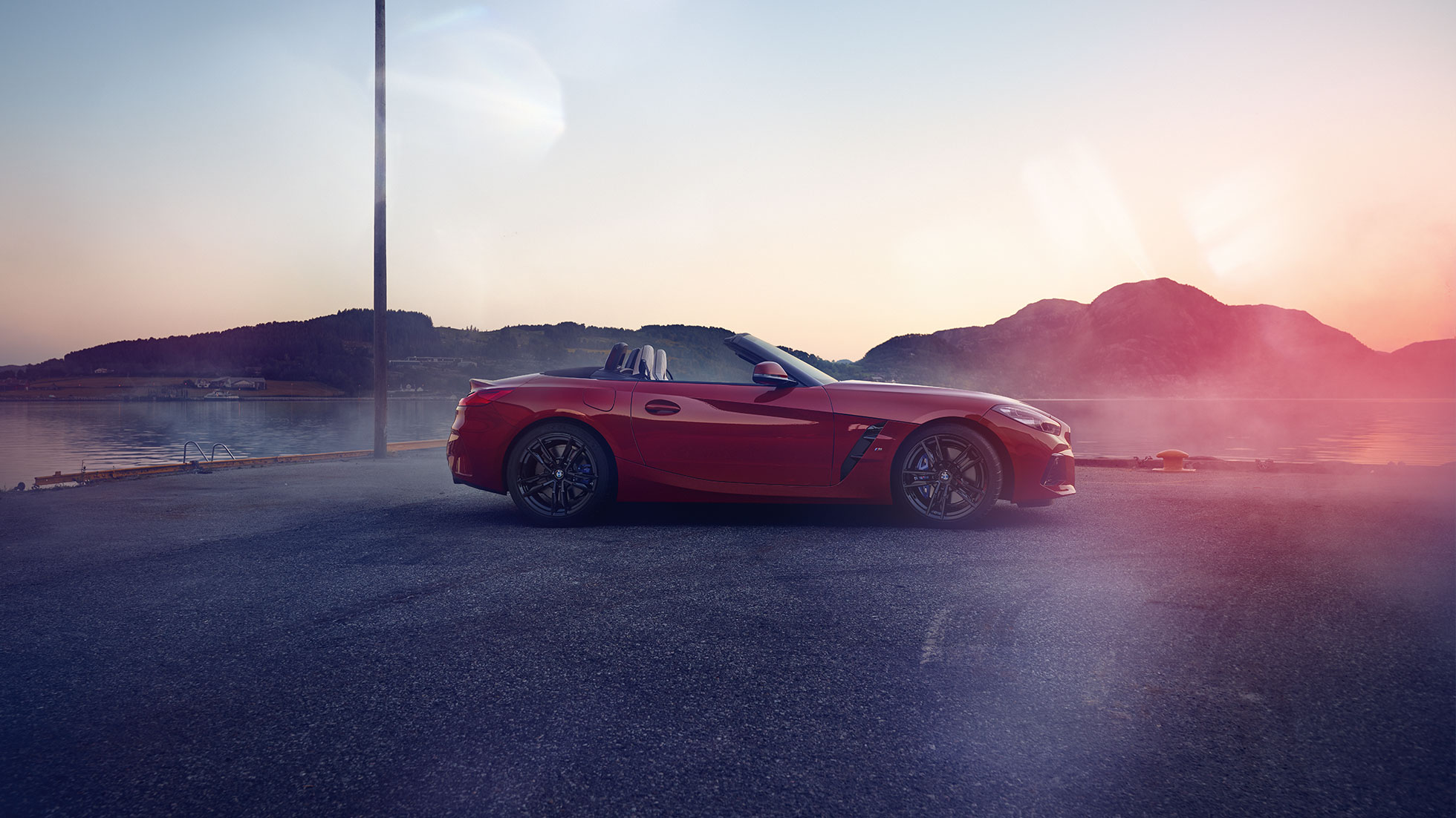תצלום מבט צד על BMW Z4 רודסטר תצלום מבט צד על BMW Z4 רודסטר, על רקע נוף הררי
