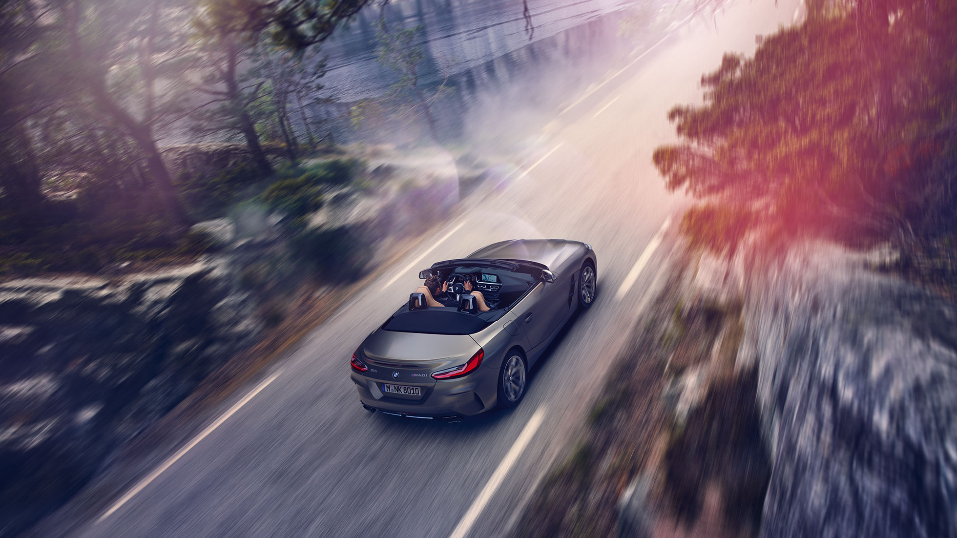 BMW Z4 רודסטר במבט על BMW Z4 רודסטר אפורה בתנועה במבט על