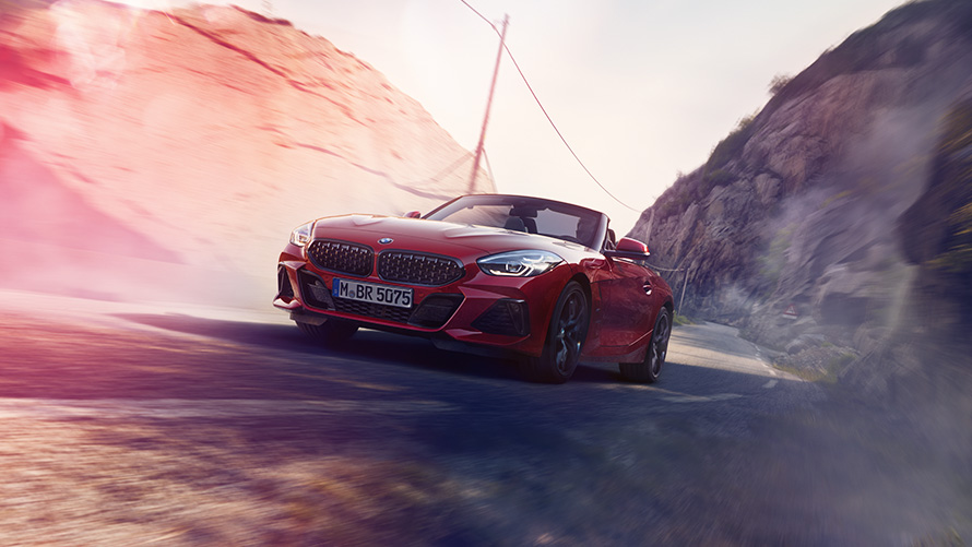 BMW Z4 רודסטר על רקע נוף הררי