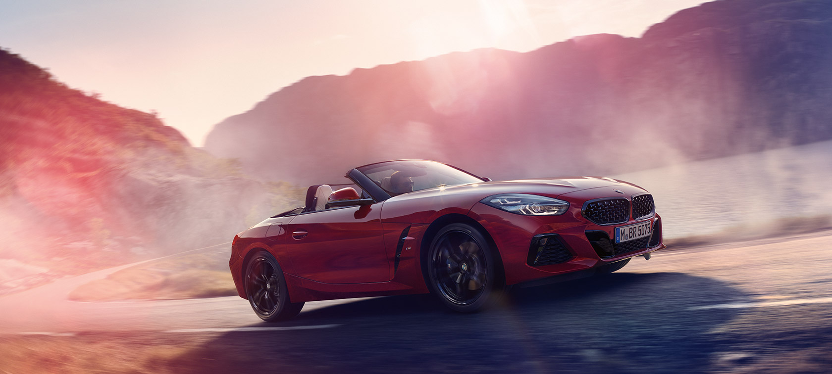 BMW Z4 רודסטר בתנועה BMW Z4 רודסטר מטפסת במעלה