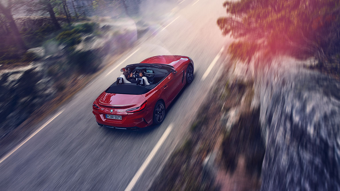 תצלום של BMW Z4 רודסטר בנהיגה מבט ממעוף הציפור על BMW Z4 רודסטר בתנועה