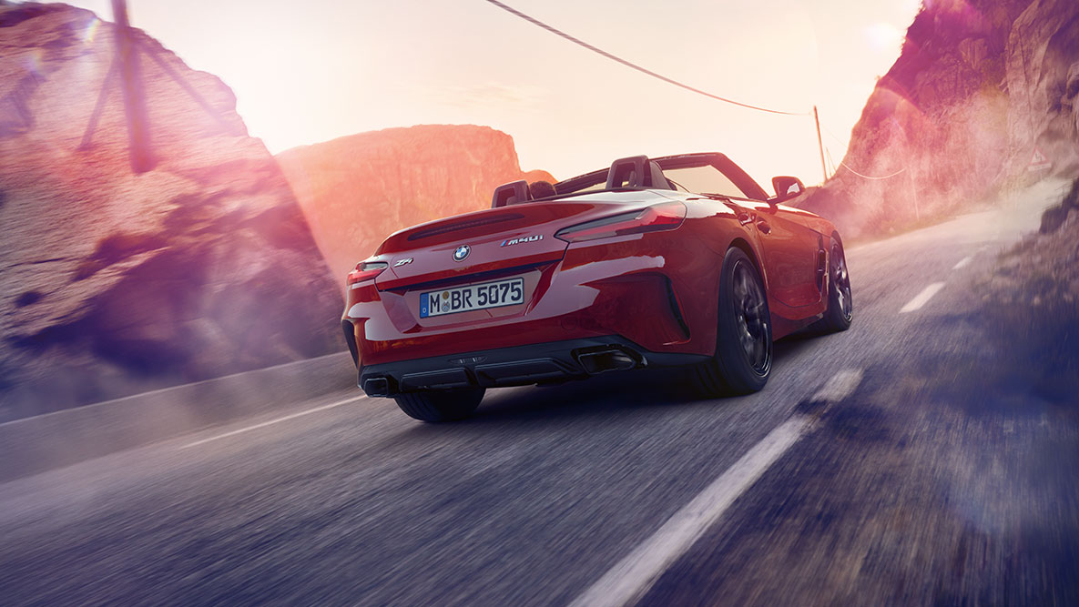 חלקה האחורי של BMW Z4 רודסטר תצלום מבט אחורי על BMW Z4 בנהיגה