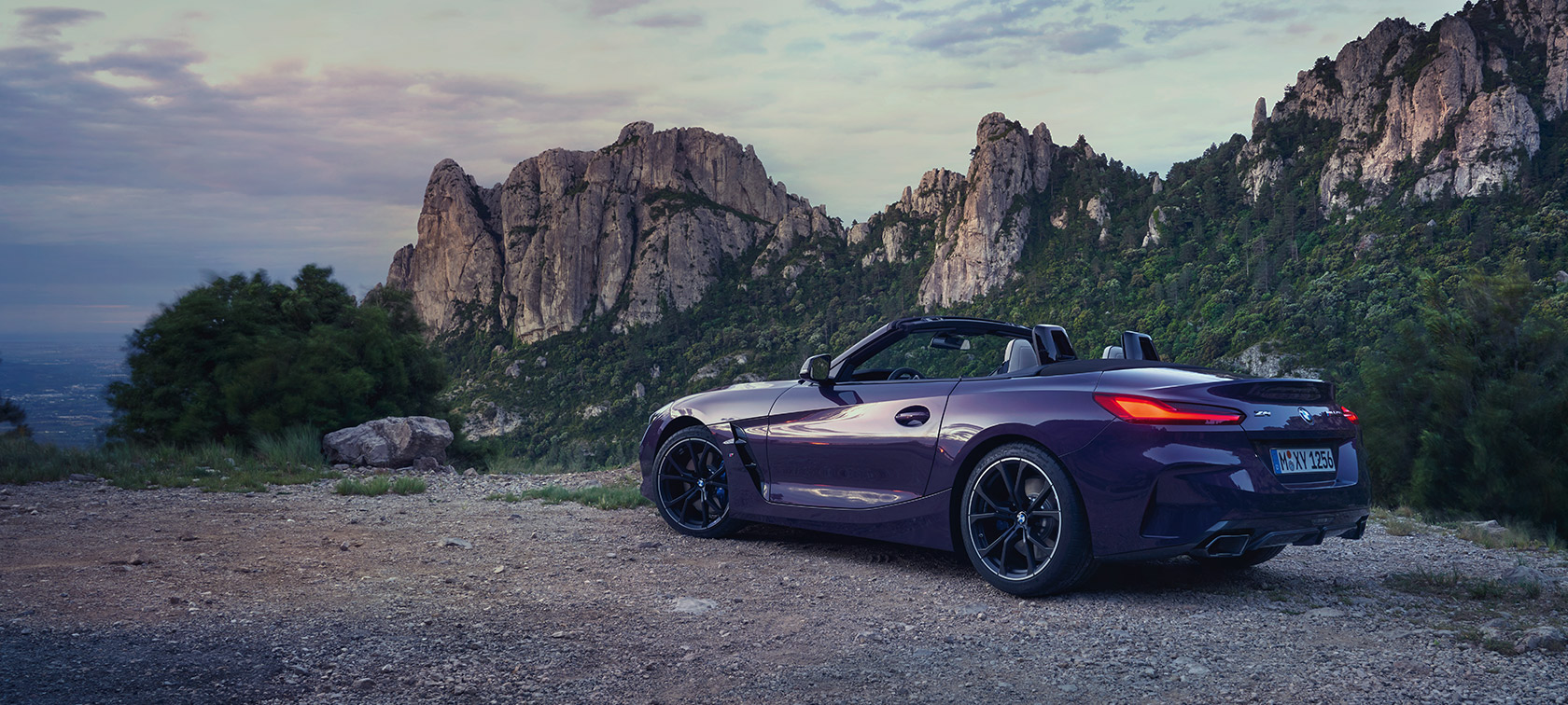 BMW Z4 רודסטר בתנועה BMW Z4 רודסטר מטפסת במעלה