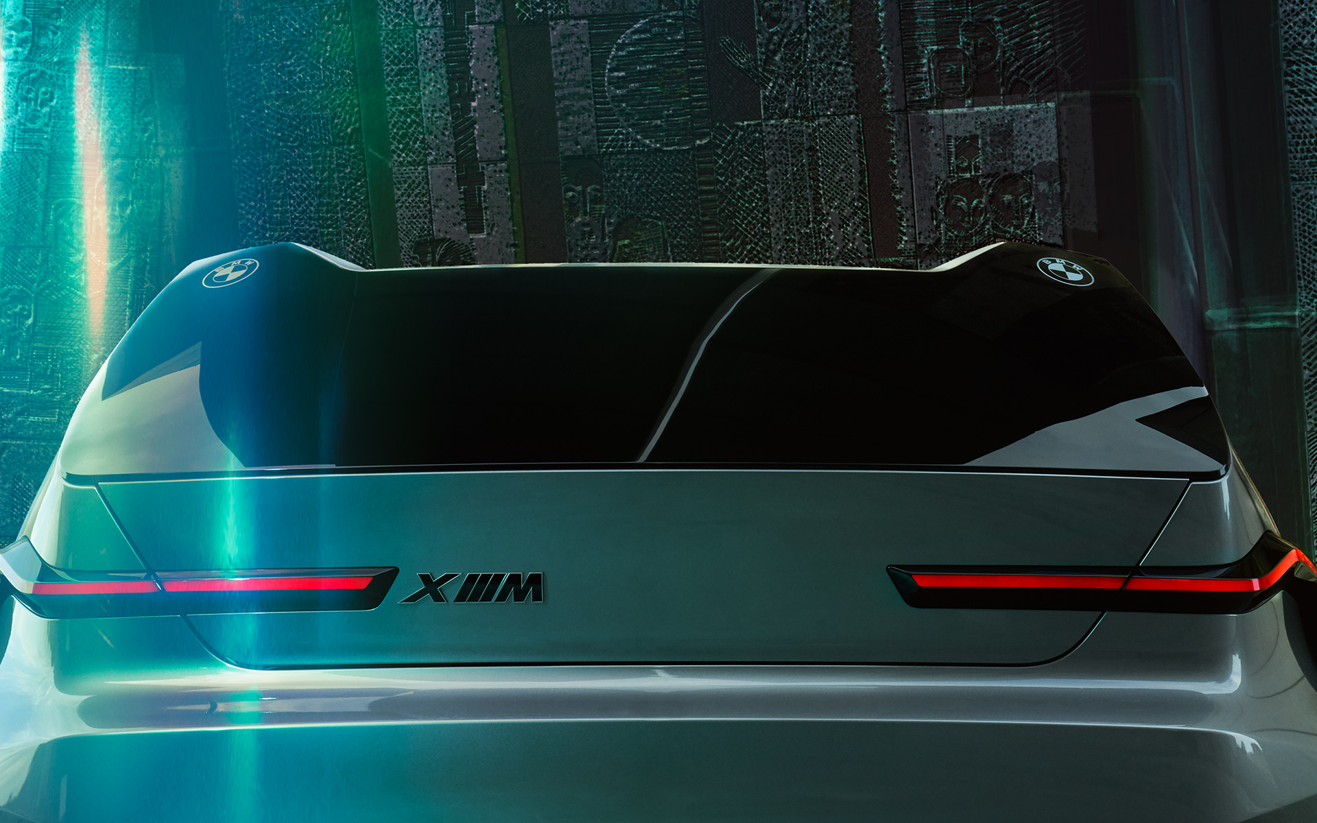 BMW XM קונספט מבט אחורי בעמידה צילום תקריב של השמשה האחורית BMW XM קונספט מבט אחורי בעמידה צילום תקריב של השמשה האחורית