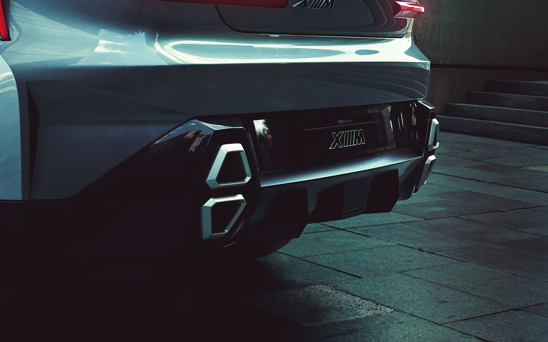 BMW XM קונספט מבט אחורי בעמידה צילום תקריב של צינורות המפלט BMW XM קונספט מבט אחורי בעמידה צילום תקריב של צינורות המפלט
