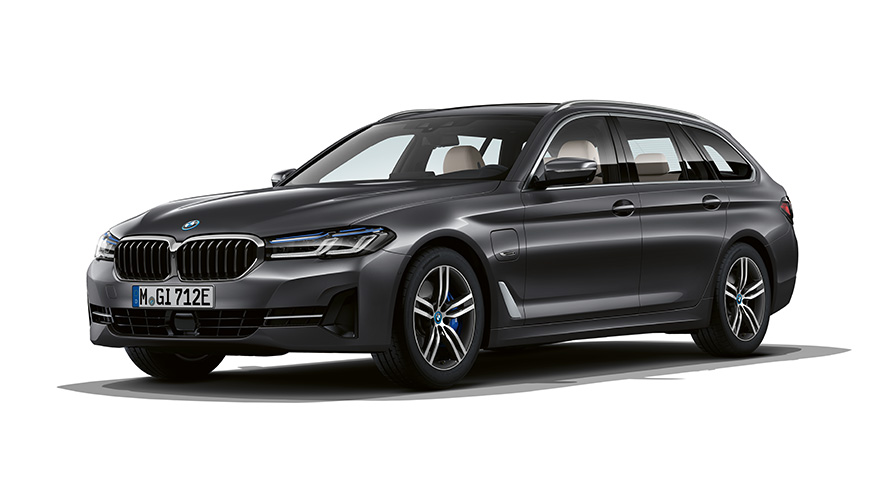 BMW 5 Series Touring plug-in hybrid three-quarter front view BMW 5 Series Touring plug-in hybrid studio shot three-quarter front view