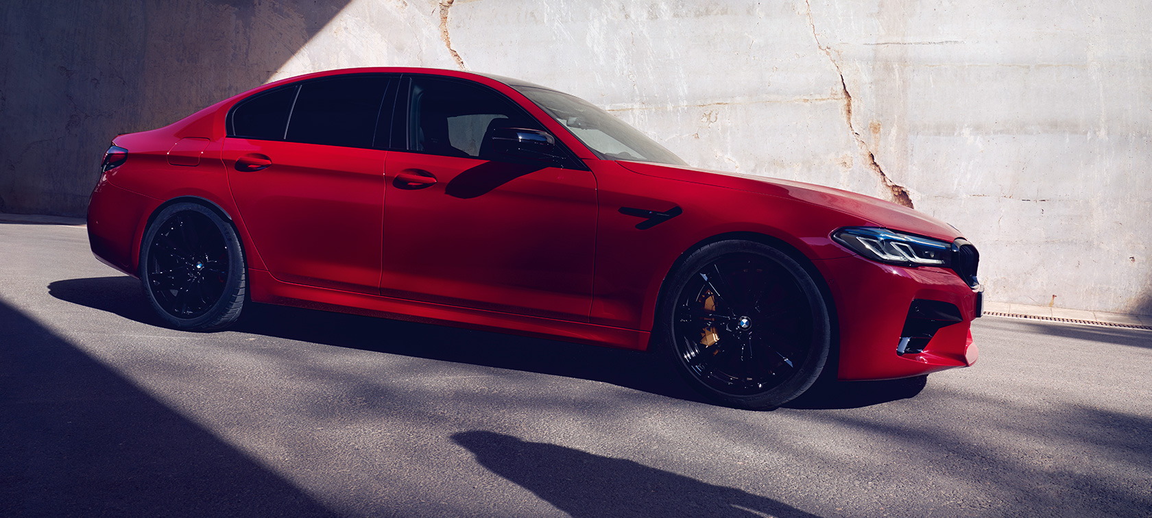 BMW M5 Competition מבט צדדי BMW M5 Competition BMW Individual Imola Red מבט צדדי