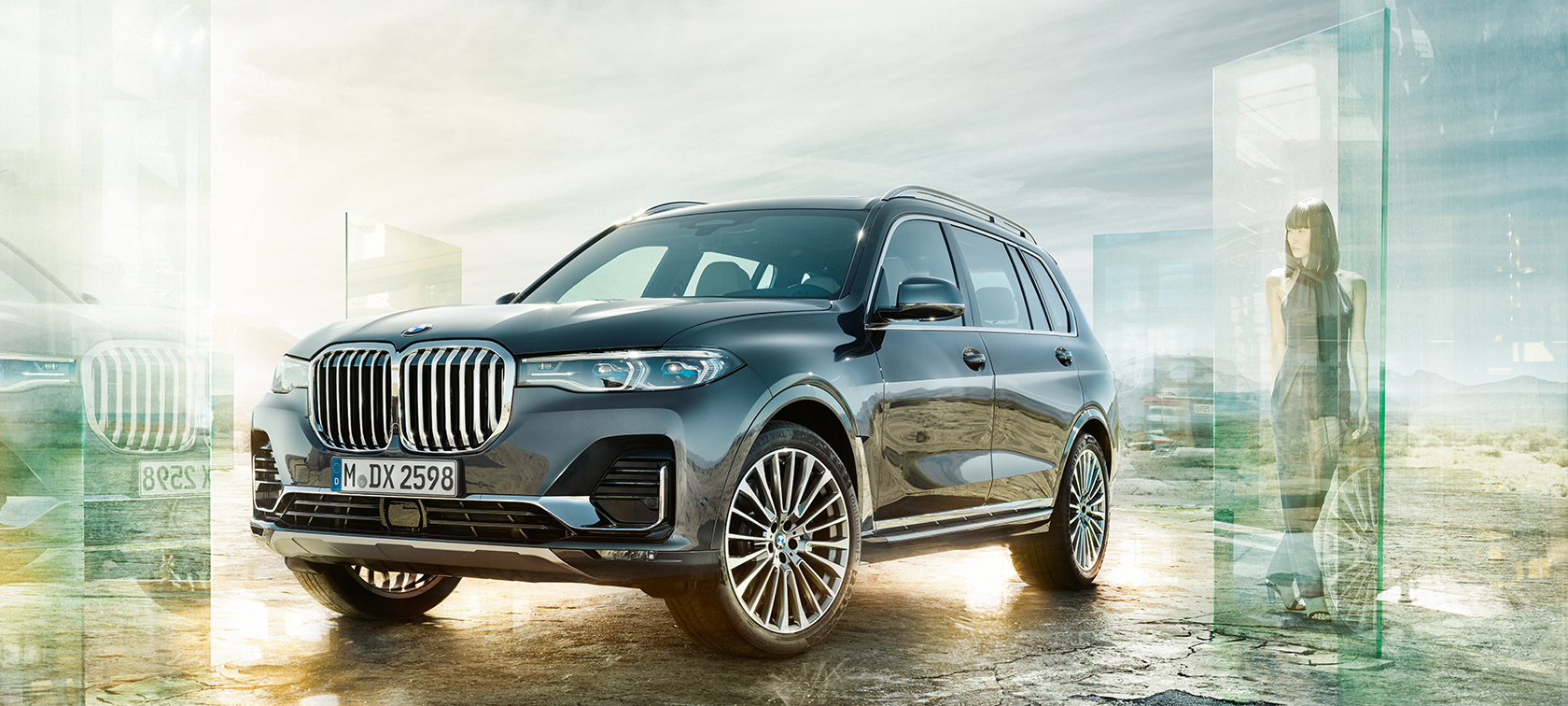 BMW X7 במבט חזית-צד BMW X7 במבט חזית-צד על רקע נוף מדברי