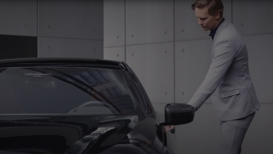 מנגנון כניסה לרכב ונעילתו ללא מגע