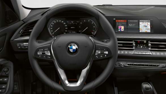 גלגל הגה Sport מעור. תא הנהג של ה-BMW סדרה 1 עם גלגל הגה Sport מעור.