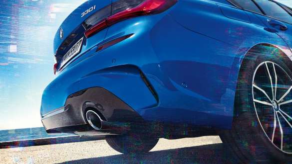 BMW סידרה 3, דיפרנציאל M Sport (אופציונלי). מבט צד מלמטה על החלק האחורי של BMW סידרה 3.