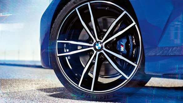 BMW סידרה 3, בלמי M Sport (אופציונלי). מבט על פרט: גלגל של BMW סידרה 3 עם בלם M Sport (אופציונלי)