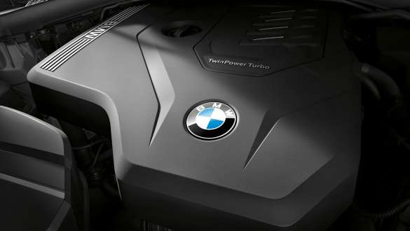BMW סידרה 3, מנוע בנזין בעל 4 צילינדרים בטכנולוגיית TwinPower Turbo BMW. תקריב על מנוע הבנזין בעל 4 הצילינדרים בטכנולוגיית TwinPower Turbo BMW ב-BMW סידרה 3.