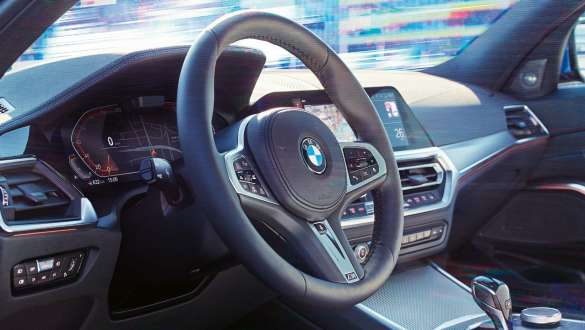 BMW סידרה 3, היגוי Sport משתנה (אופציונלי) מבט צד על פרט: סביבת הנהג של BMW סידרה 3 עם דגש על היגוי ה-Sport המשתנה (אופציונלי)