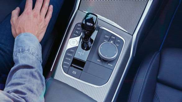 BMW סידרה 3, תיבת הילוכים Sport אוטומטית Steptronic (אופציונלי). מבט ממעוף הציפור על פרט: הקונסולה המרכזית של BMW סידרה 3 עם ידית ההילוכים של תיבת ההילוכים Sport אוטומטית Steptronic (אופציונלי).