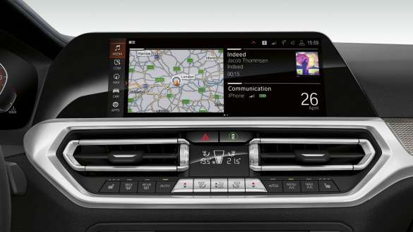 BMW סידרה 3, גרסה 7.0 למערכת ההפעלה של BMW. תקריב על הצג בסביבת הנהג של BMW סידרה 3, עם גרסה 7.0 למערכת ההפעלה של BMW.