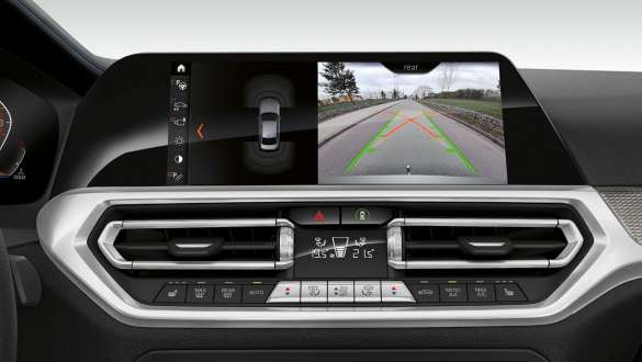 BMW סידרה 3, מערך Parking Assistant Plus (אופציונלי). תקריב על הצג בסביבת הנהג של BMW סידרה 3, עם מערך Parking Assistant Plus (אופציונלי).