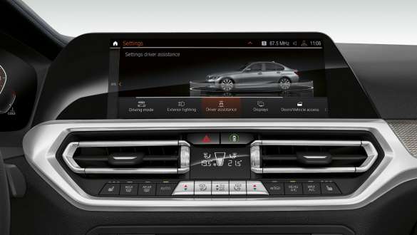 BMW סידרה 3, מערך Driving Assistant Professional. תקריב על הצג בסביבת הנהג של BMW סידרה 3, עם מערך Driving Assistant Professional.
