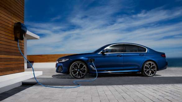 BMW סדרה 5 סדאן פלאג-אין הייבריד 2021 G30 מבט צדדי BMW סדרה 5 סדאן פלאג-אין הייבריד 2021 G30 מבט צדדי על BMW Wallbox
