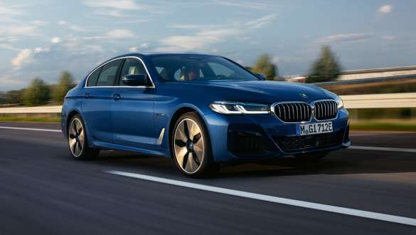 BMW סדרה 5 סדאן פלאג-אין הייבריד 2021 G30 מבט קדמי בנסיעה BMW סדרה 5 סדאן פלאג-אין הייבריד 2021 G30 מבט קדמי בנסיעה ברחוב