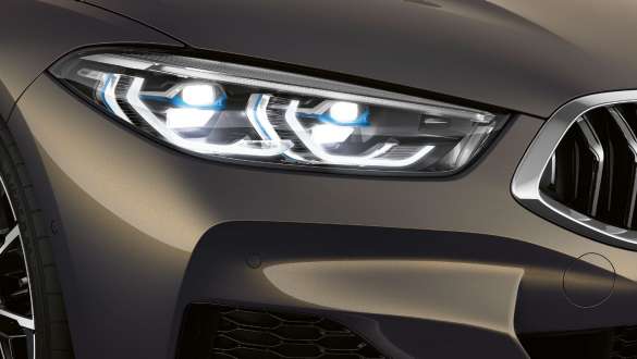 BMW M850i xDrive בצבע Dravit Grey מטאלי, תאורת לייזר של BMW, צד שמאל. BMW M850i xDrive בצבע Dravit Grey מטאלי, תאורת לייזר של BMW, צד שמאל.