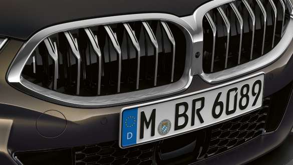BMW M850i xDrive בצבע Dravit Grey מטאלי, חזית, שבכת כליות אקטיבית להזרמת אוויר. BMW M850i xDrive בצבע Dravit Grey מטאלי, חזית, שבכת כליות אקטיבית להזרמת אוויר.