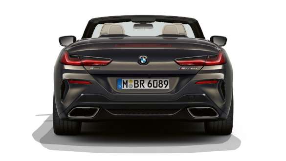 BMW M850i xDrive בצבע Dravit Grey מטאלי, מבט מאחור, מערכת פליטה ספורטיבית. BMW M850i xDrive בצבע Dravit Grey מטאלי, מבט מאחור, מערכת פליטה ספורטיבית.