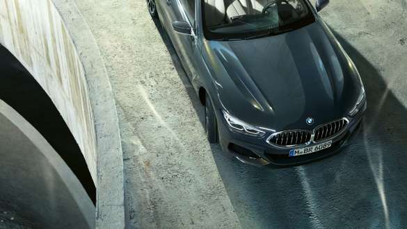BMW M850i xDrive בצבע Dravit Grey מטאלי בנסיעה, מבט ממעוף הציפור על החזית, מערכת Integral Active Steering. BMW M850i xDrive בצבע Dravit Grey מטאלי בנסיעה, מבט ממעוף הציפור על החזית, מערכת Integral Active Steering.
