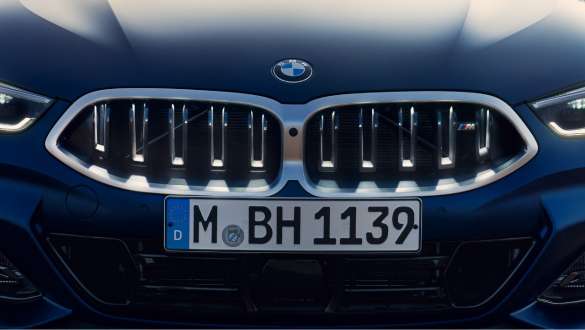 גריל כליות Iconic Glow של BMW סדרה 8 גראן קופה LCI מתיחת פנים BMW סדרה 8 גראן קופה LCI מתיחת פנים BMW Individual Frozen Tanzanite Blue מטאלי גריל כליות Iconic Glow של BMW