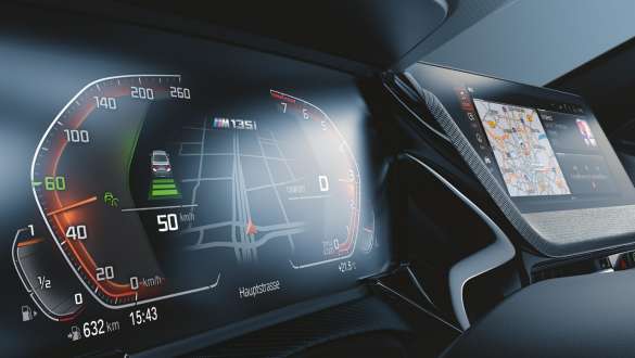 BMW Live Cockpit Professional. BMW M135i xDrive עם BMW Live Cockpit Professional.