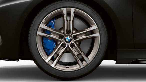 מערכת בלמים M. BMW M135i xDrive עם בלמים ספורטיביים M.
