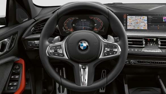 הגה ספורט M. BMW M135i xDrive עם הגה ספורטיבי M.