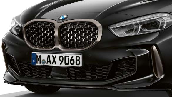 גריל הכליות של BMW בעיצוב כוורת. ה-BMW M135i xDrive בצבע שחור מטאלי Sapphire עם גריל כליות של BMW בעיצוב כוורת בגימור grey Cerium.