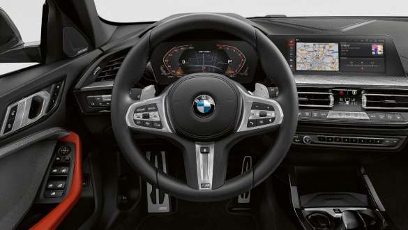 גלגל הגה M בציפוי עור. BMW M135i xDrive, סביבת נהג עם גלגל הגה M בציפוי עור.
