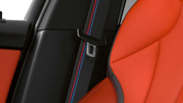 חגורות בטיחות M. תא הנוסעים של ה-BMW M135i xDrive עם חגורות בטיחות M.(אופציה בתשלום)