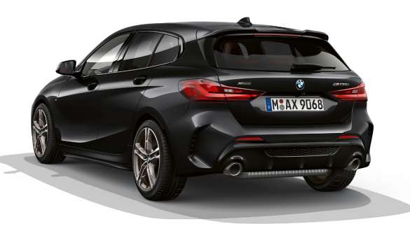חבילה אווירודינמית M. ה-BMW M135i xDrive בצבע שחור מטאלי Sapphire, מבט אחורי עם חבילה אווירודינמית M.
