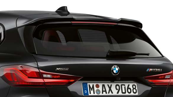 ספוילר אחורי M. ה-BMW M135i xDrive בצבע שחור מטאלי Sapphire, מבט אחורי עם ספוילר אחורי.