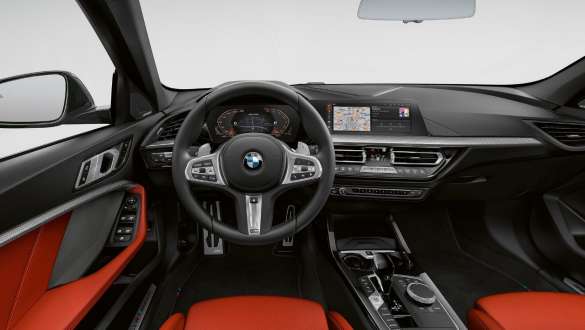 גימור פנימי מואר Boston. BMW M135i xDrive, תא נוסעים עם גימור פנים מואר Boston.