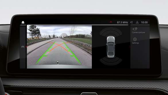 BMW M5 עם מערכת עזר לנסיעה לאחור BMW M5 עם מערכת עזר לנסיעה לאחור צג בקרה