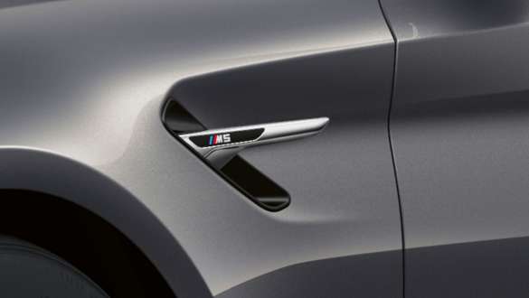 זימי M‏ BMW M5 זימי M‏ BMW M5 Brands Hatch Grey צילום תקריב