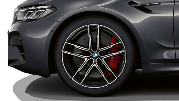חישוק סגסוגת קלה ‎810 M‏ 20 אינץ' BMW M5 חישוק סגסוגת קלה ‎810 M בגודל 20 אינץ' בעיצוב חישור כפול ‎810 M בשני גוונים BMW M5 Brands Hatch Grey צילום תקריב של הגלגל