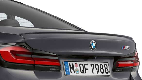 ספוילר אחורי M‏ BMW M5 ספוילר אחורי M‏ BMW M5 Brands Hatch Grey צילום תקריב של דלת תא המטען