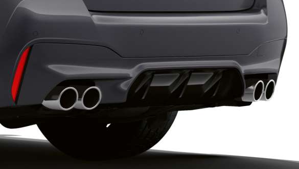 מערכת פליטה ספורטיבית M‏ BMW M5 מערכת פליטה ספורטיבית M‏ BMW M5 Brands Hatch Grey צילום תקריב של החצאית האחורית