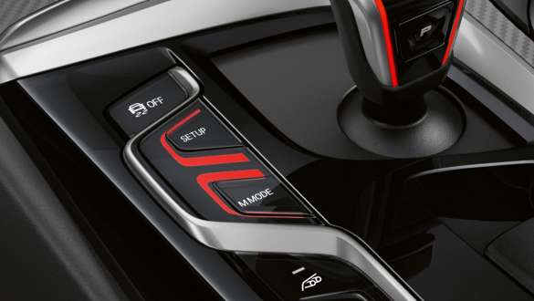 לחצן M MODE‏ BMW M5 לחצן M MODE‏ BMW M5 עיצוב פנימי צילום תקריב של בורר ההילוכים