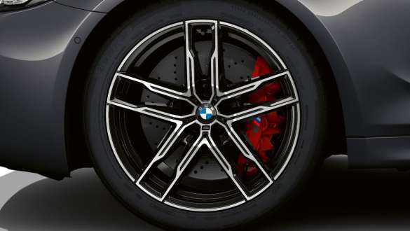 בלמי M Compound‏ BMW M5 בלמי M Compound BMW M5 Brands Hatch Grey צילום תקריב של הגלגל