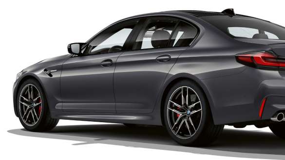 M xDrive BMW M5 מבט צדדי M xDrive BMW M5 Brands Hatch Grey מבט צדדי