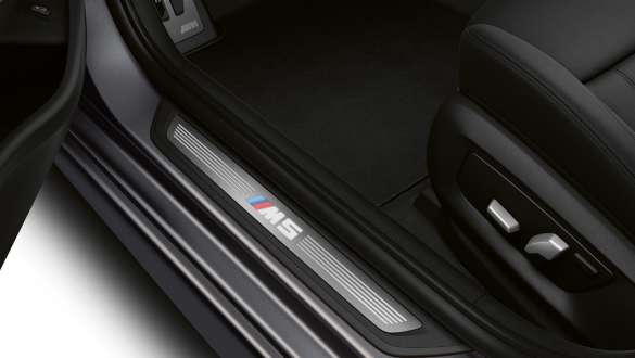 סף דלתות עם הכיתוב M5‏ BMW M5 סף דלתות עם הכיתוב M5‏ BMW M5