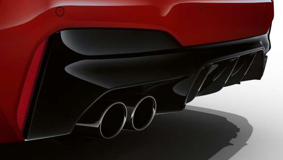 חצאית אחורית M בגוון שחור מבריק BMW M5 Competition חצאית אחורית M בגוון שחור מבריק BMW M5 Competition BMW Individual Imola Red צילום תקריב דיפוזר