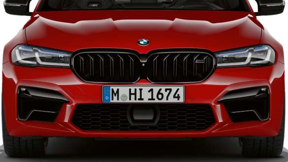 גריל כליות M בגוון שחור מבריק BMW M5 Competition גריל כליות M בגוון שחור מבריק BMW M5 Competition BMW Individual Imola Red מבט קדמי