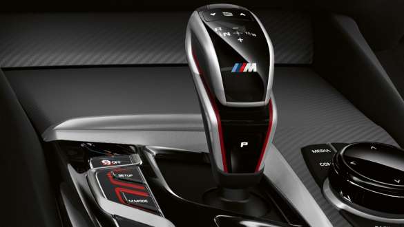BMW M5 Competition עם M Setup בורר ההילוכים BMW M5 Competition עיצוב פנימי בורר ההילוכים